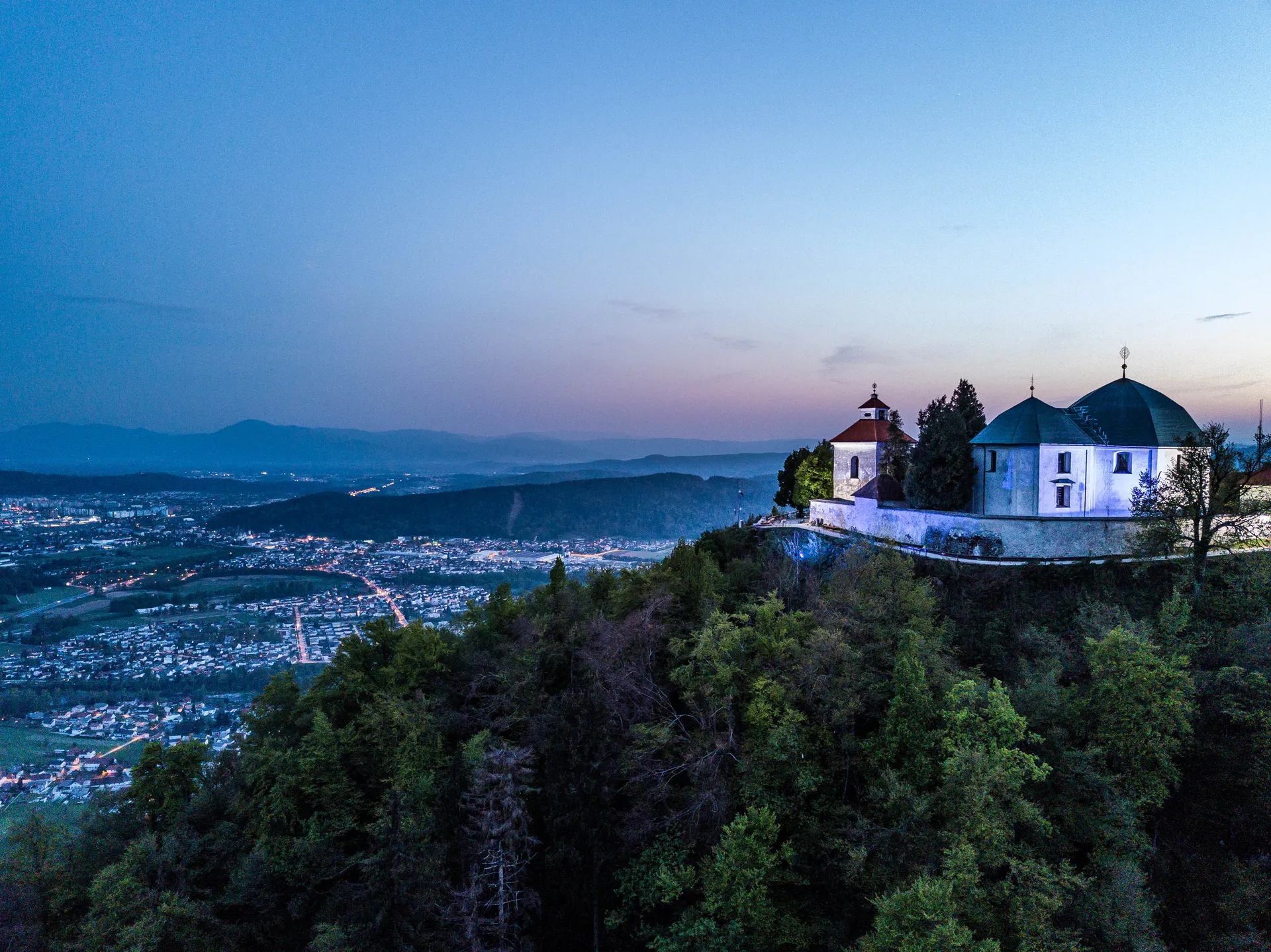 Garni Hotel Cirman Ljubljana obkrožen z zeleno naravo in parkiriščem