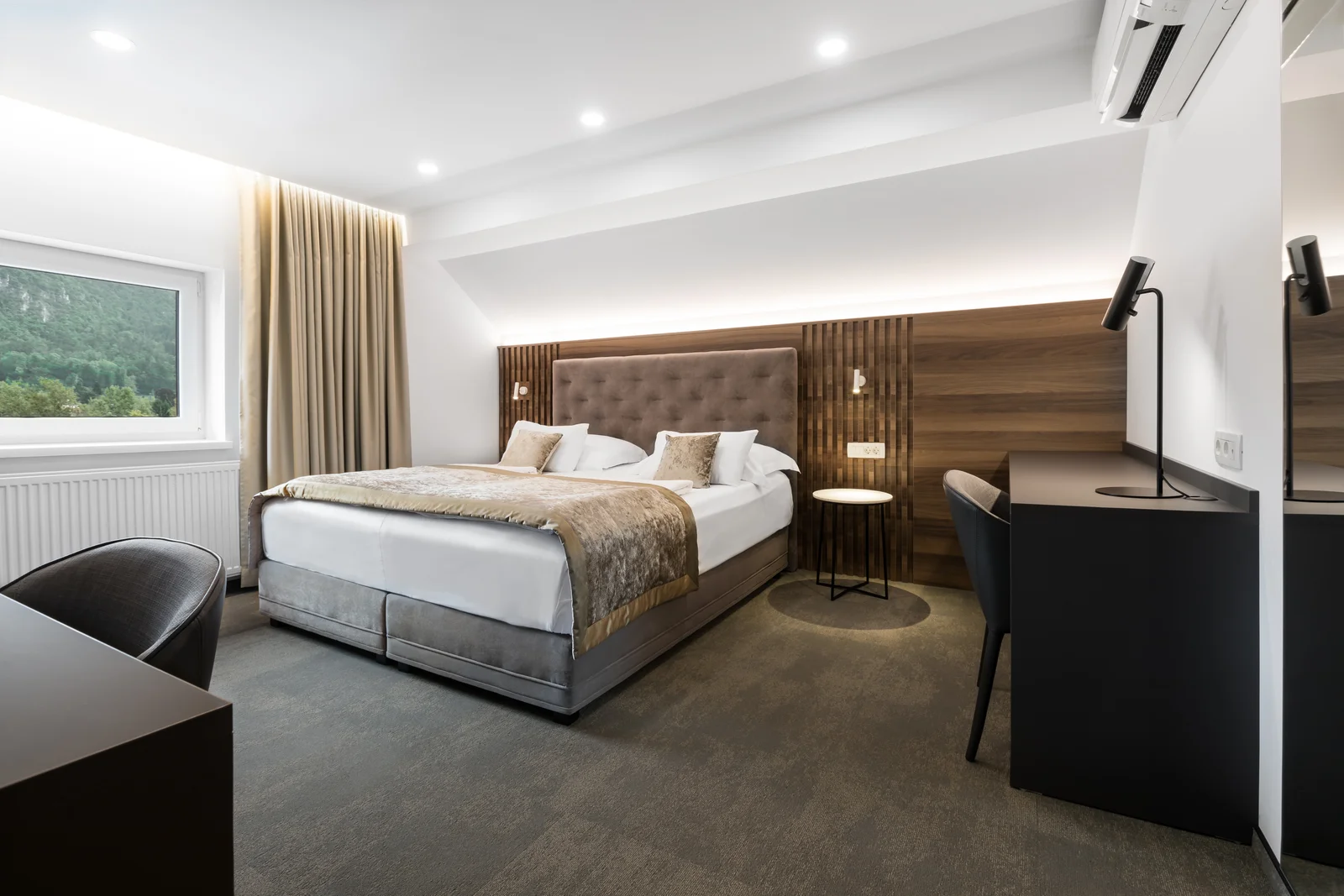 Modernes Superior-Doppelzimmer mit eleganter Ausstattung im Garni Hotel Cirman Ljubljana